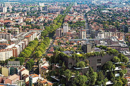 Vetta del Bosco Verticale con vista su Milano